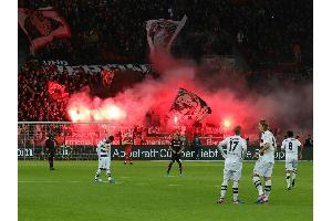 DFL-Kameramann und Ordnerin in Leverkusen durch Pyrotechnik verletzt