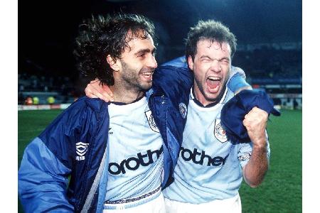 Als sich Uwe Rösler (r.) im März 1994 aus Deutschland verabschiedete und zu Manchester City ging, verdiente Maurizio Gaudino... Als sich Uwe Rösler (r.) im März 1994 aus Deutschland verabschiedete und zu Manchester City ging, verdiente Maurizio Gaudino...