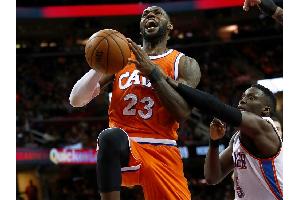 NBA: Meister Cleveland siegt dank James und Irving