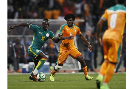 Länderspiel zwischen Elfenbeinküste und Senegal nach Platzsturm abgebrochen Länderspiel zwischen Elfenbeinküste und Senegal nach Platzsturm abgebrochen