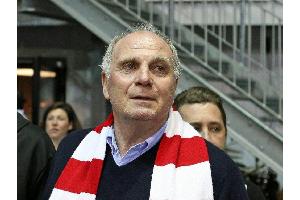 FC Bayern: Hoeneß nimmt Gratulation zur Meisterschaft entgegen