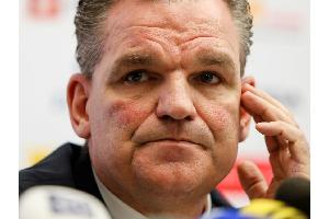 Adler-Trainer Simpson bedroht SWR-Reporter: "Dann liegst du am Boden"