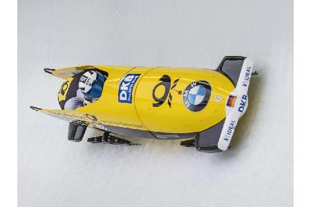 Deutsche Viererbobs auf Olympiabahn am Podest vorbei Deutsche Viererbobs auf Olympiabahn am Podest vorbei