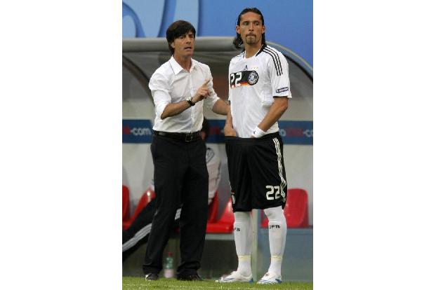 Diese Handbewegung dürfte Bundestrainer Joachim Löw bekannt vorkommen. Trotzdem berücksichtigte er Kurányi in späteren Jahre...