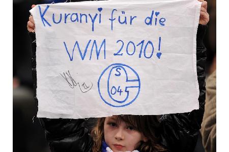 ... mit etlichen Spruchbändern...