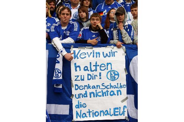 ... für ihren Angreifer ein.