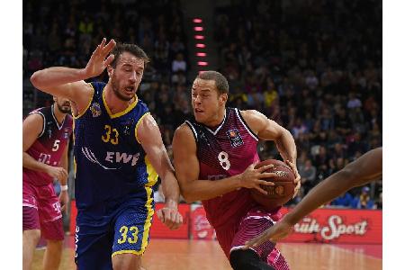 Schwethelm bleibt bei den EWE Baskets Oldenburg Schwethelm bleibt bei den EWE Baskets Oldenburg