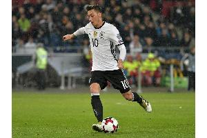 Einsatz von Özil im WM-Qualispiel in Aserbaidschan fraglich