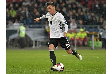 Einsatz von Özil im WM-Qualispiel in Aserbaidschan fraglich Einsatz von Özil im WM-Qualispiel in Aserbaidschan fraglich