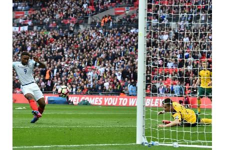 Southgate macht Rückkehrer Defoe Hoffnungen für die WM 2018 Southgate macht Rückkehrer Defoe Hoffnungen für die WM 2018