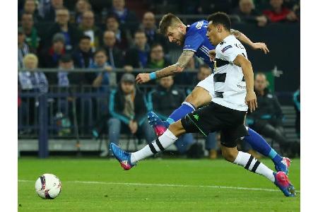 Nach der Führung durch Jonas Hofmann gelingt Guido Burgstaller (l.) im Achtelfinal-Hinspiel der Ausgleich zum 1:1. Dennoch h... Nach der Führung durch Jonas Hofmann gelingt Guido Burgstaller (l.) im Achtelfinal-Hinspiel der Ausgleich zum 1:1. Dennoch h...