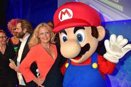 Und da war sie wieder! Barbara Schöneberger, die wohl erfolgreichste Moderatorin Deutschlands war auch beim Computerspielpre... Und da war sie wieder! Barbara Schöneberger, die wohl erfolgreichste Moderatorin Deutschlands war auch beim Computerspielpre...