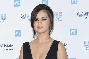 Selena Gomez versteckt ihre Narben unter selbstdesigntem Bikini