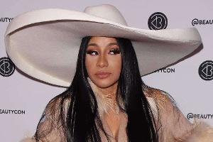 Cardi B: Einmal Brüste richten, bitte