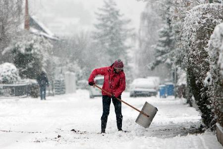 Schnee schippen imago ralph peters.jpg Schnee schippen imago ralph peters.jpg