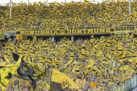 Pokalfinale: Eintracht-Fans auf der Osttribüne, BVB-Anhang am Marathontor Pokalfinale: Eintracht-Fans auf der Osttribüne, BVB-Anhang am Marathontor