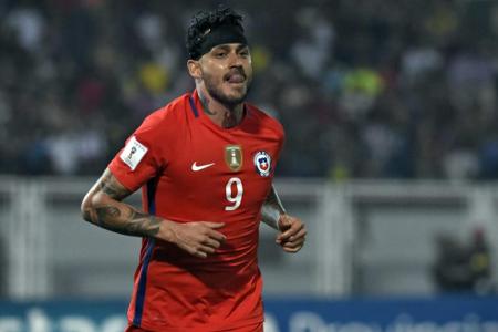 Fünf Spiele Sperre für Genuas Pinilla wegen Referee-Beleidigung Fünf Spiele Sperre für Genuas Pinilla wegen Referee-Beleidigung