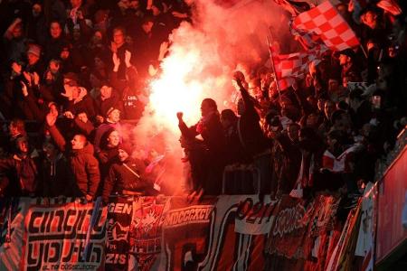 Wegen Pyrotechnik: 22.500 Euro Strafe, aber kein Teilausschluss für Düsseldorf Wegen Pyrotechnik: 22.500 Euro Strafe, aber kein Teilausschluss für Düsseldorf