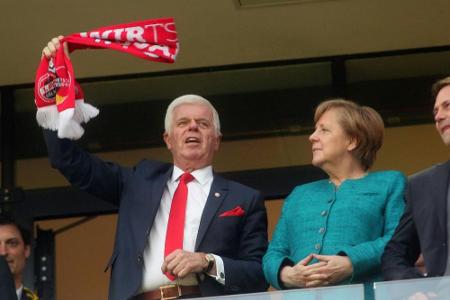Spinner lobt Merkels Fußball-Sachverstand Spinner lobt Merkels Fußball-Sachverstand