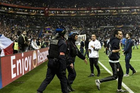 Nach Krawallen in der Europa League: Lyon und Besiktas auf Bewährung gesperrt Nach Krawallen in der Europa League: Lyon und Besiktas auf Bewährung gesperrt