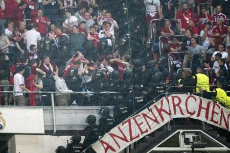 Polizeieinsatz im Gäste-Block: Bayern protestiert bei der UEFA Polizeieinsatz im Gäste-Block: Bayern protestiert bei der UEFA