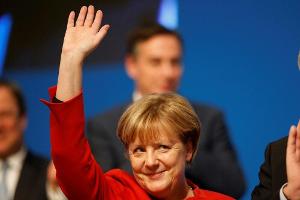 "Wir zusammen": Merkel besucht Kölner Bundesligaspiel gegen Frankfurt