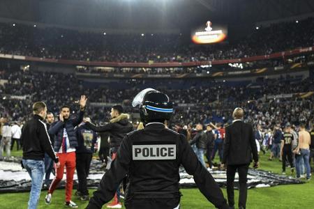 Nach Ausschreitungen: Präsident von Olympique Lyon fordert Rückspiel ohne Zuschauer Nach Ausschreitungen: Präsident von Olympique Lyon fordert Rückspiel ohne Zuschauer