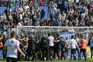Attacken von Bastia-Anhängern auf Lyon-Spieler führen zu Spielabbruch