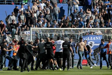 Nach Krawalle und Spielabbruch: Bastia sperrt Tribüne Nach Krawalle und Spielabbruch: Bastia sperrt Tribüne