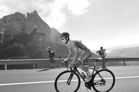 Profis, Kollegen und Fans erweisen Scarponi letzte Ehre Profis, Kollegen und Fans erweisen Scarponi letzte Ehre