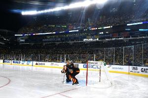 Flyers-Torwart Neuvirth auf dem Eis kollabiert