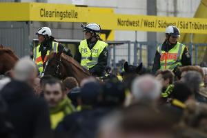 Nach Anschlag von Dortmund: Rucksackverbot bei Niedersachsen-Derby