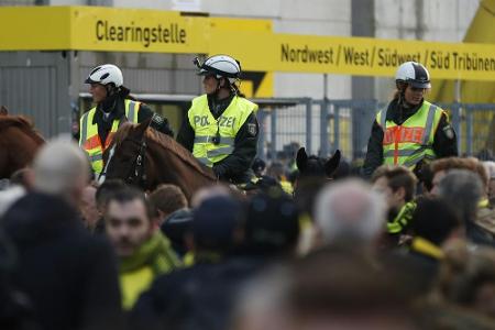 Nach Anschlag von Dortmund: Rucksackverbot bei Niedersachsen-Derby Nach Anschlag von Dortmund: Rucksackverbot bei Niedersachsen-Derby