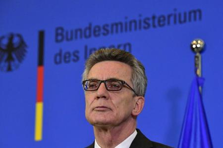 De Maizière und Kraft in Dortmund auf Tribüne