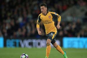 Özil schießt Arsenal zum wichtigen Sieg