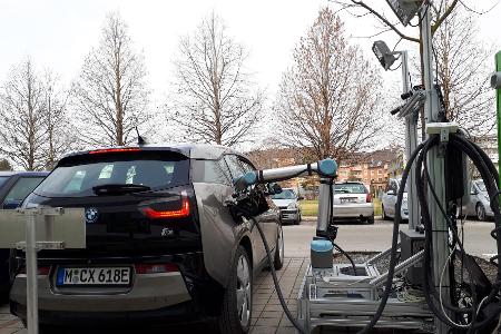 Neuheit: Robotergesteuertes Laden von Elektroautos Neuheit: Robotergesteuertes Laden von Elektroautos