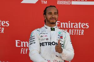 Hamilton beschenkt krebskranken Jungen mit Formel-1-Auto