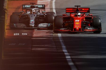 Die umstrittene Szene: Sebastian Vettel kommt von einem Ausritt zurück und schneidet Lewis Hamilton den Weg ab Die umstrittene Szene: Sebastian Vettel kommt von einem Ausritt zurück und schneidet Lewis Hamilton den Weg ab