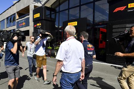 Paddock in Spielberg: Helmut Marko und Christian Horner, belagert von TV-Teams Paddock in Spielberg: Helmut Marko und Christian Horner, belagert von TV-Teams