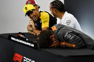 Schamhaar-Witz: Ricciardo beschert Norris Lachkrampf in der FIA-PK!