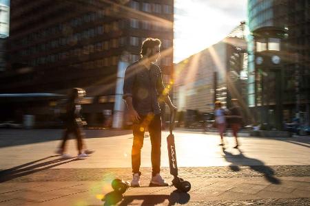 Audi e-tron Scooter ist halb E-Roller, halb Skateboard Audi e-tron Scooter ist halb E-Roller, halb Skateboard
