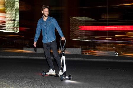 Audi e-tron Scooter ist halb E-Roller, halb Skateboard