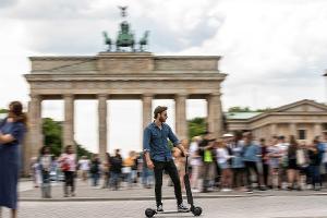 Audi e-tron Scooter ist halb E-Roller, halb Skateboard
