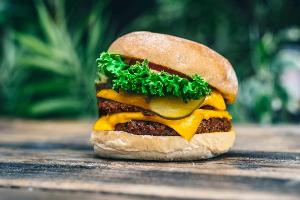 Lewis Hamilton investiert in fleischlose Burgerkette