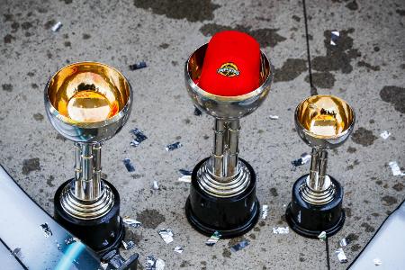 Niki Laudas rote Kappe ist bei der WM-Feier in Suzuka auch mit dabei. Die Rennlegende ist allgegenwärtig. Niki Laudas rote Kappe ist bei der WM-Feier in Suzuka auch mit dabei. Die Rennlegende ist allgegenwärtig.
