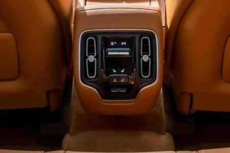 Aston Martin DBX: Erstes Innenraum-Bild und Infos zum Preis