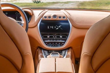 Aston Martin DBX: Erstes Innenraum-Bild und Infos zum Preis