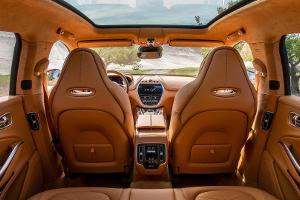 Aston Martin DBX: Erstes Innenraum-Bild und Infos zum Preis
