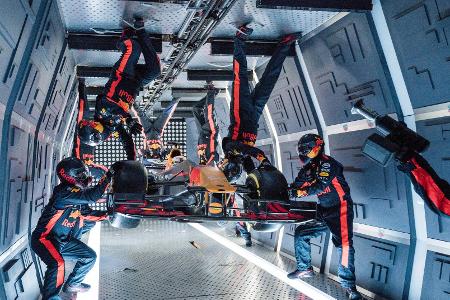 Ein irrer Stunt der Showcrew: Red Bulls Boxenstopp in der Schwerelosigkeit
