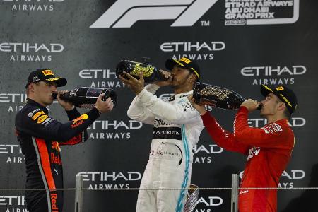 In Abu Dhabi stießen Hamilton, Verstappen und Leclerc gemeinsam auf dem Podest an In Abu Dhabi stießen Hamilton, Verstappen und Leclerc gemeinsam auf dem Podest an